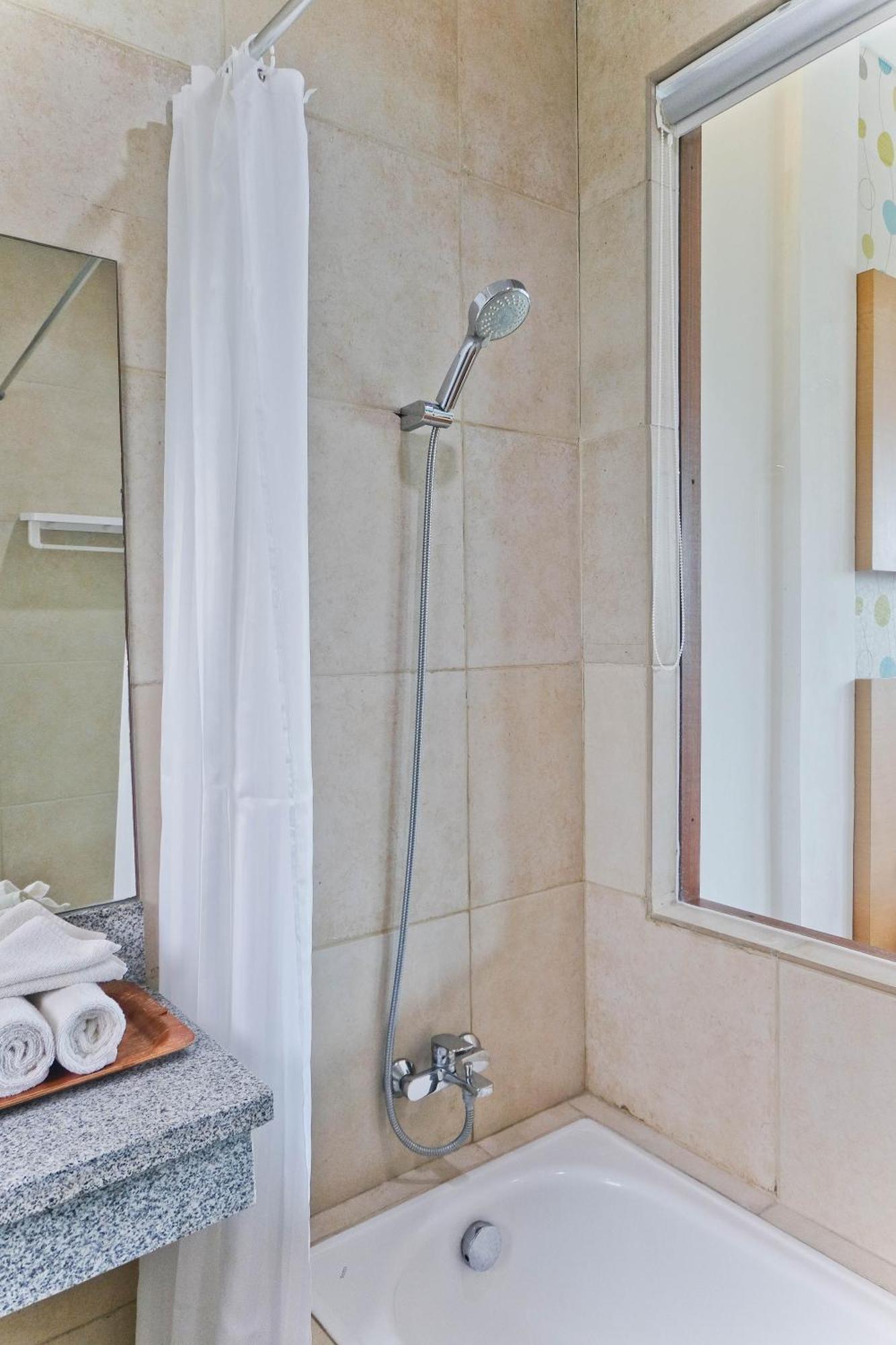 Graha Wiyata Hotel ทานาล็อต ภายนอก รูปภาพ