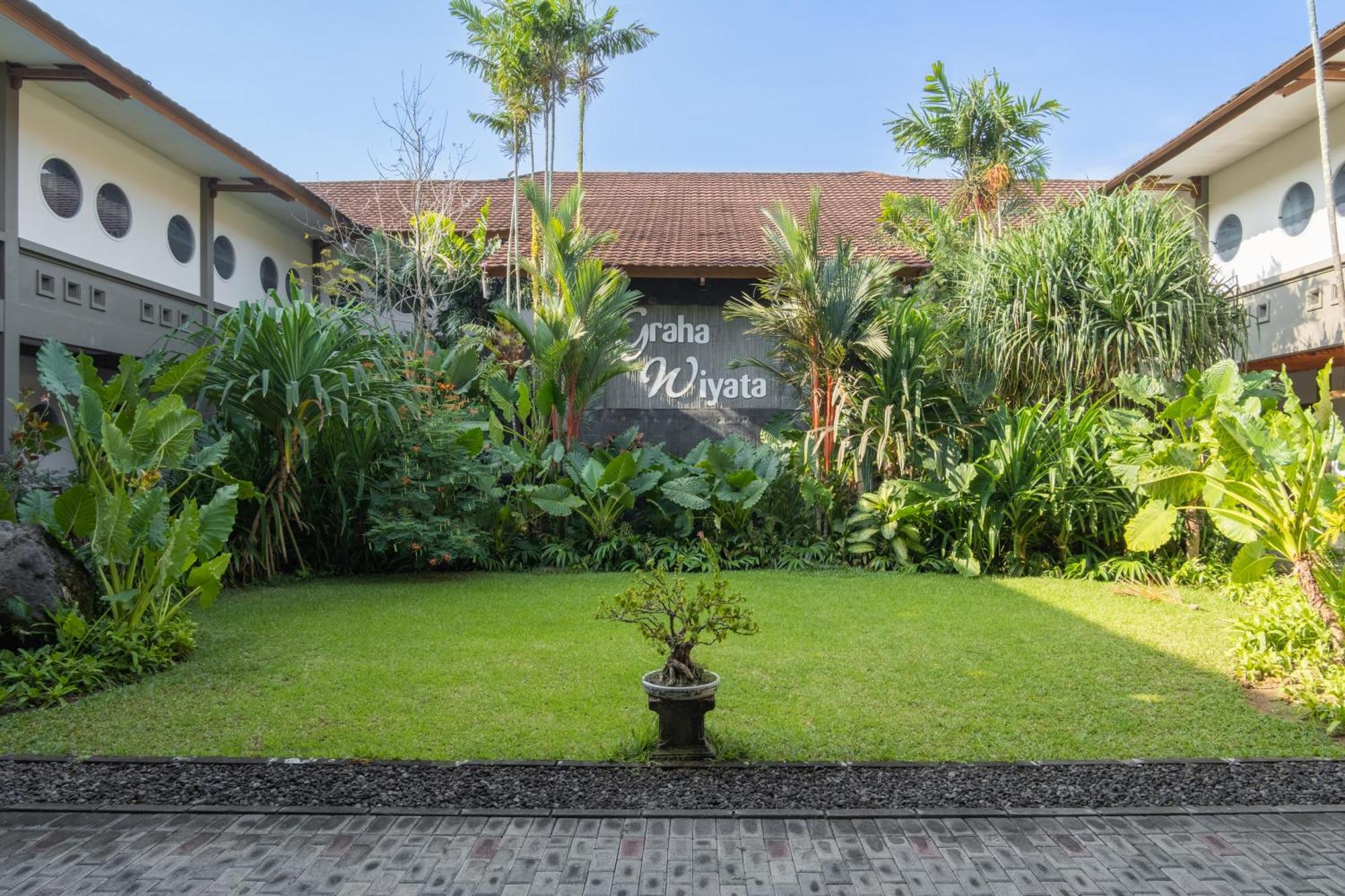 Graha Wiyata Hotel ทานาล็อต ภายนอก รูปภาพ