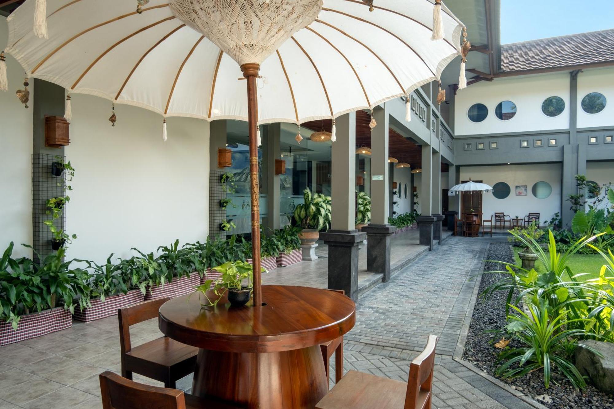 Graha Wiyata Hotel ทานาล็อต ภายนอก รูปภาพ