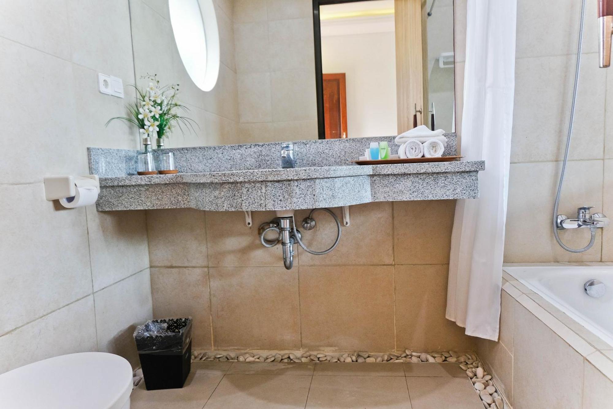 Graha Wiyata Hotel ทานาล็อต ภายนอก รูปภาพ