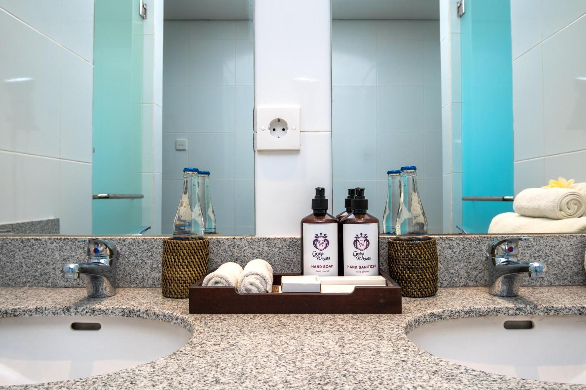 Graha Wiyata Hotel ทานาล็อต ภายนอก รูปภาพ